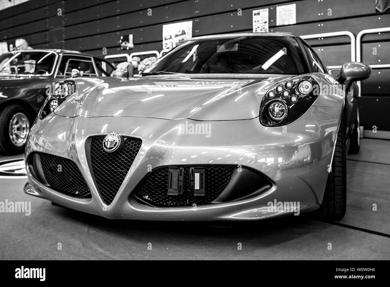 PAAREN IM GLIEN, Germania - 19 Maggio 2018: Sports Car Alfa Romeo 4C Spider (Tipo 960). In bianco e nero. Die Oldtimer Show 2018. Foto Stock