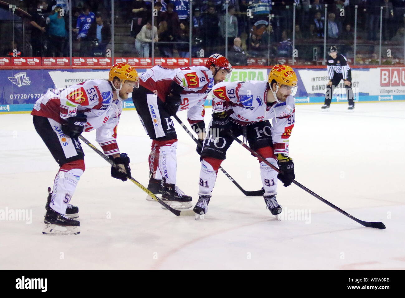 Fischtown Pinguins gut gestaffelt: v.li. Mike Moore, Jan Urbas und Miha Verlic im Spiel gegen SERC Wildgings, 11. Sptg. DEL 18-19: SERC Wildwings vs. Fischtown Pinguins Bremerhaven Foto Stock