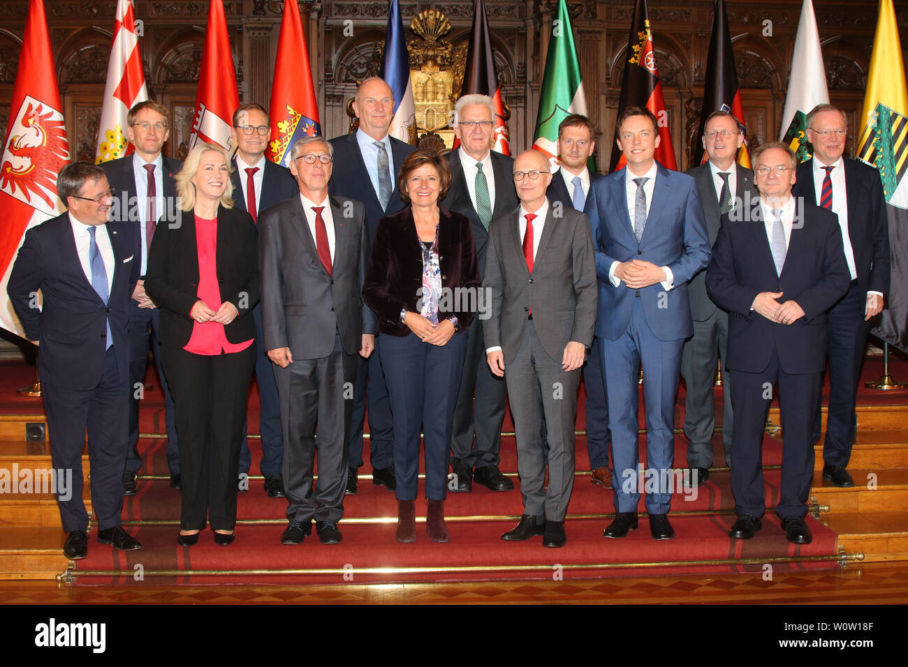 Gruppenfoto Ministerpraesidenten ( u.a.Armin Laschet, Carsten Sieling,Tobias Hans,Tobias Hans Peter Tschentscher, Manuela Schwesig,Reiner Haseloff,Stephan Weil ,Bodo Ramelow,Michael Kretschmer,Winfried Kretschmann,Dietmar Woidke,Michael Mueller, Daniel Guenther), Ministerpraesidentenkonferenz, Amburgo, Rathaus, 25.10.2018 Foto Stock