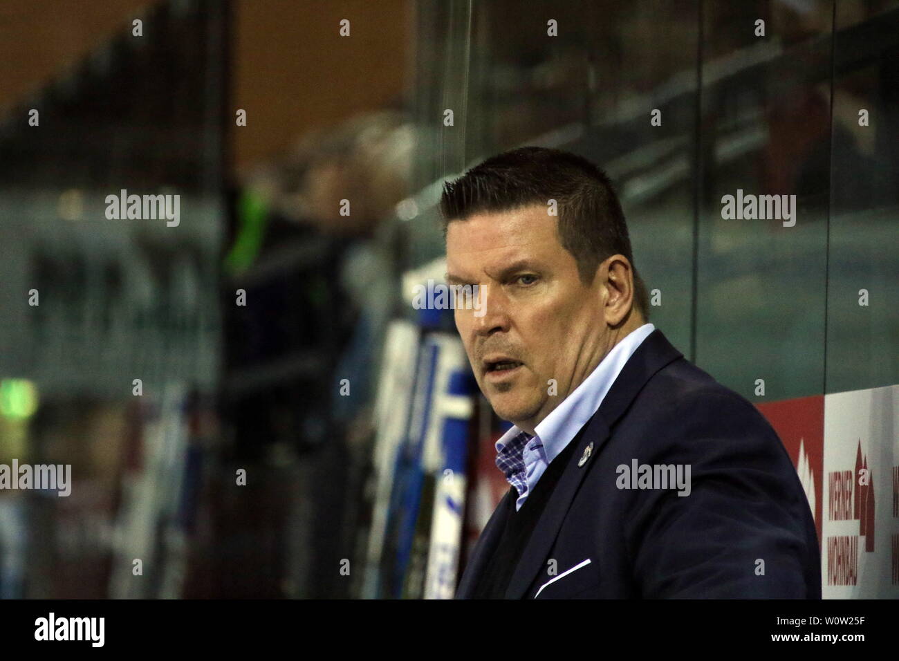 Trainer Tom Pokel an der bande, 16. Sptg. DEL 18-19: SERC Wildwings vs. Straubing Tigers Foto Stock