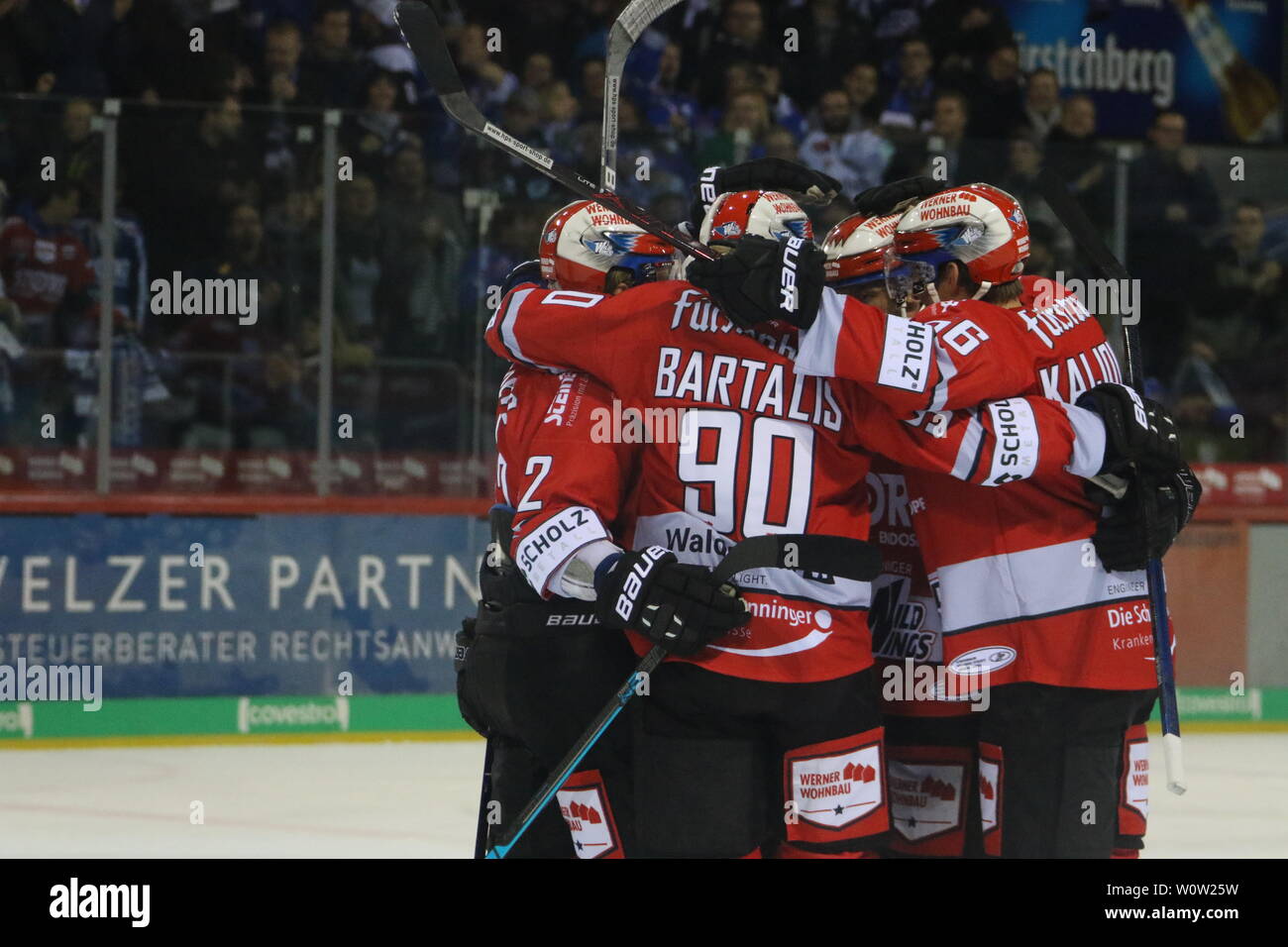 Die Wildwings bejubeln den 1:1 Ausgleich von Torschuetze, Torschütze Dominik Bittner (Schwenningen), 16. Sptg. DEL 18-19: SERC Wildwings vs. Straubing Tigers Foto Stock