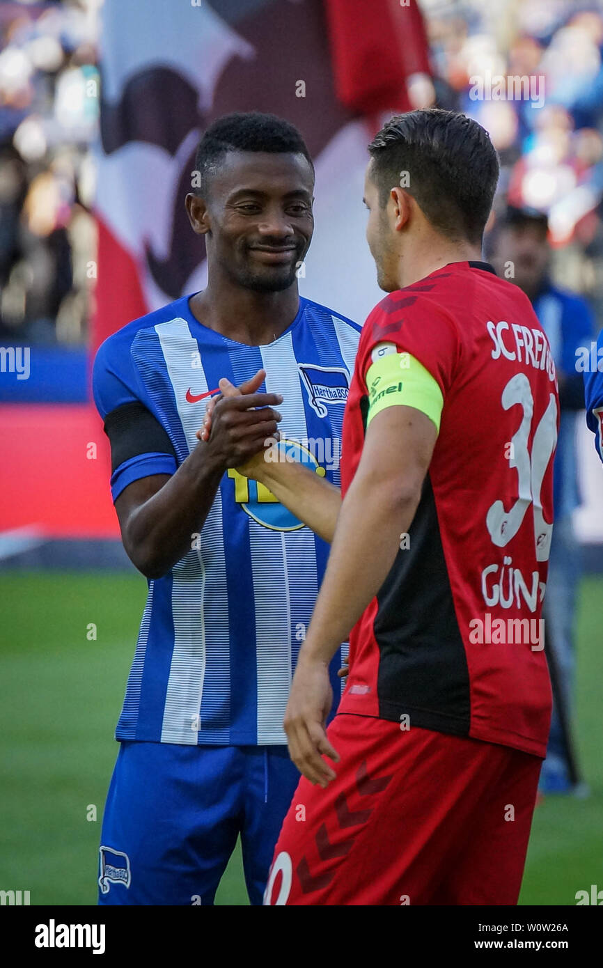 Agitare le mani: Salomon Kalou (Hertha Berlin) und Christian Guenter (Freiburg), 1. BL: 18-19: 8. Sptg. Hertha BSC Berlin vs SC Freiburg DFL REGOLAMENTI VIETANO QUALSIASI USO DI FOTOGRAFIE come sequenze di immagini e/o quasi-Video Foto: Joachim Hahne/johapress Foto Stock