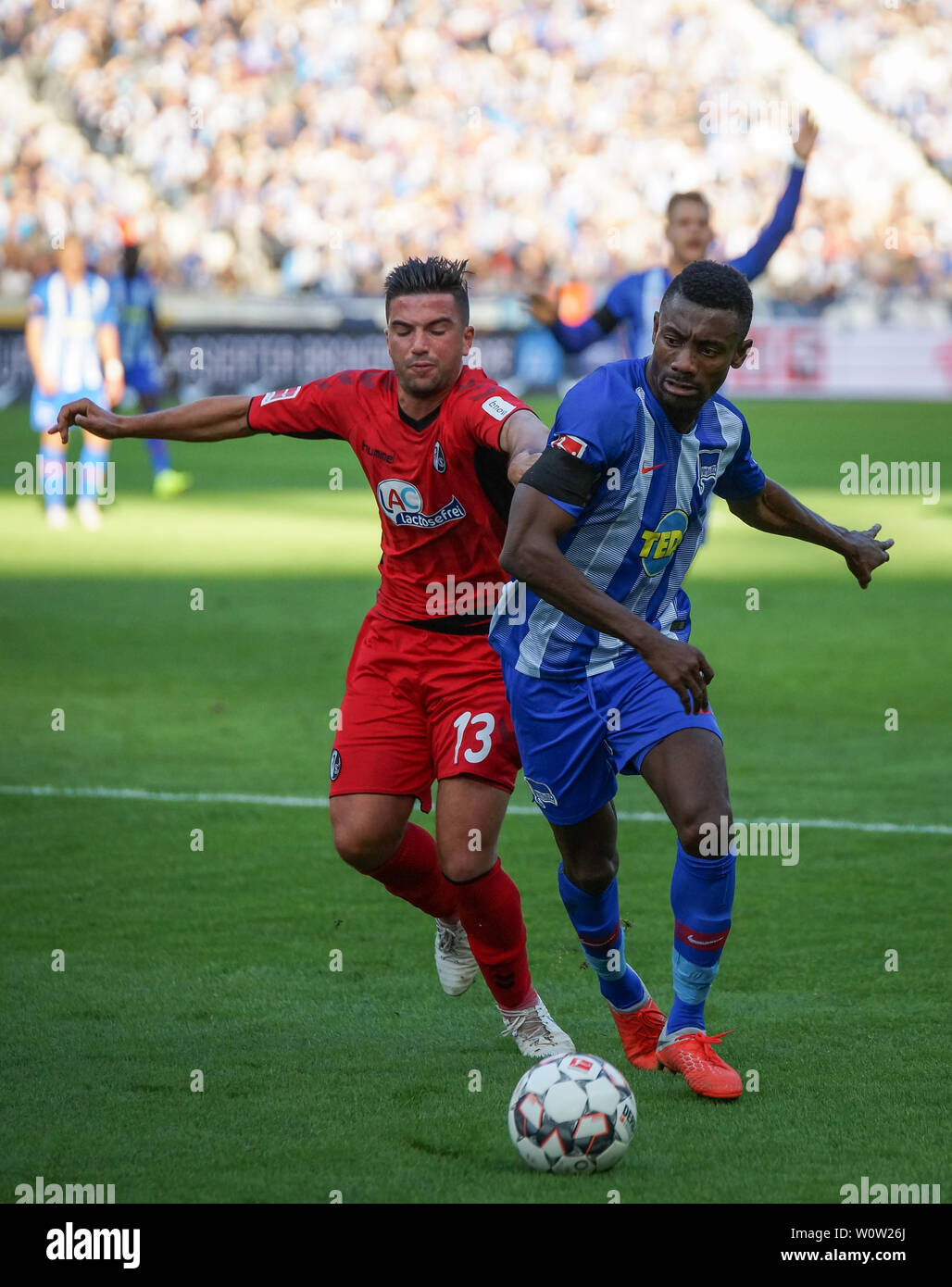 V. li. im Zweikampf Marco Terrazzino Marco Terrazino (Freiburg) und Salomon Kalou (Hertha Berlin), 1. BL: 18-19: 8. Sptg. Hertha BSC Berlin vs SC Freiburg DFL REGOLAMENTI VIETANO QUALSIASI USO DI FOTOGRAFIE come sequenze di immagini e/o quasi-Video Foto: Joachim Hahne/johapress Foto Stock