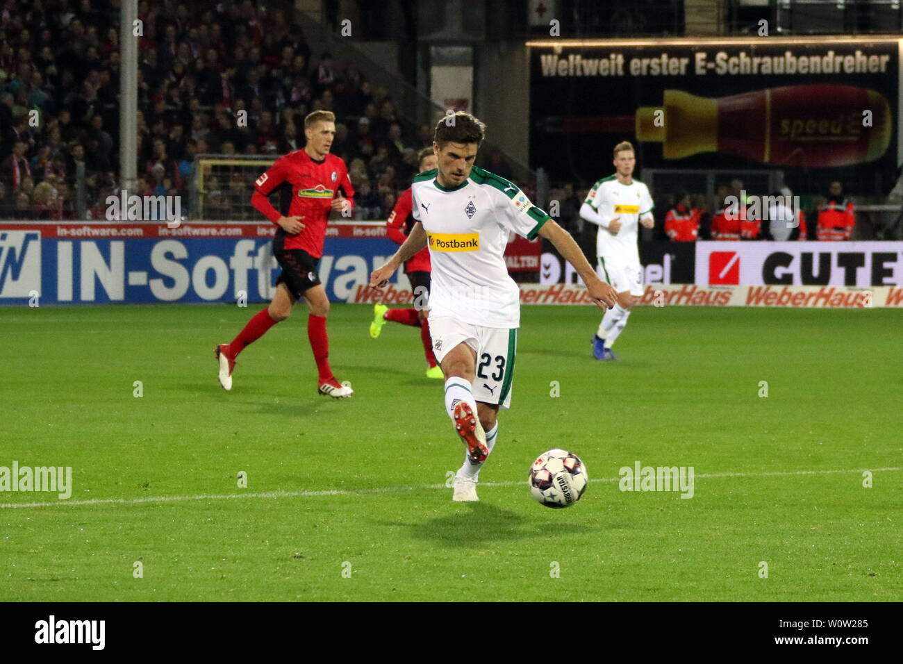 Jonas Hofmann (Gladbach) mit sfera, 1. BL: 18-19: 9. Sptg. - SC Freiburg vs. Borussia Moenchengladbach DFL REGOLAMENTI VIETANO QUALSIASI USO DI FOTOGRAFIE come sequenze di immagini e/o quasi-Video Foto: Joachim Hahne/johapress Foto Stock