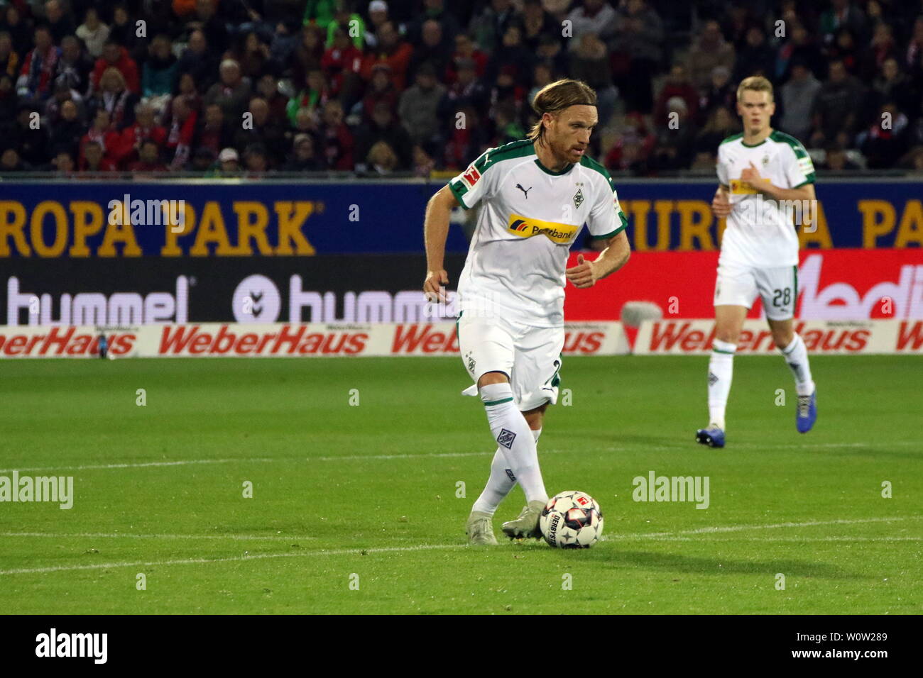 Michael Lang (Gladbach) mit sfera, 1. BL: 18-19: 9. Sptg. - SC Freiburg vs. Borussia Moenchengladbach DFL REGOLAMENTI VIETANO QUALSIASI USO DI FOTOGRAFIE come sequenze di immagini e/o quasi-Video Foto: Joachim Hahne/johapress Foto Stock