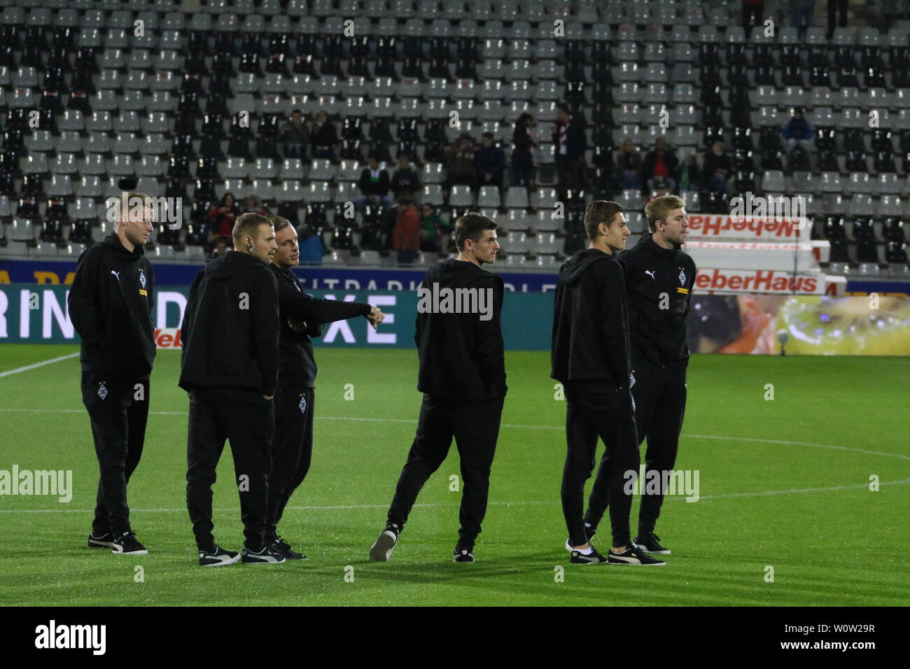 Die Gladbacher Spieler bei der Platzbesichtigung, 1. BL: 18-19: 9. Sptg. - SC Freiburg vs. Borussia Moenchengladbach DFL REGOLAMENTI VIETANO QUALSIASI USO DI FOTOGRAFIE come sequenze di immagini e/o quasi-Video Foto: Joachim Hahne/johapress Foto Stock