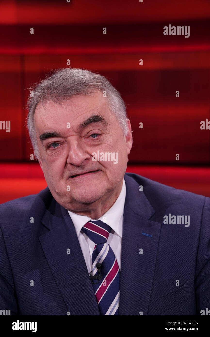 Herbert Reul der CDU-Innenminister von Nordrhein-Westfalen im ritratto bei der ARD Fernseh Talkshow Hart aber Fair am Montag den 12.11.2018 zum Thema - kriminelle Das NETZ der Clan - sind Justiz und Polizei machtlos Foto Stock