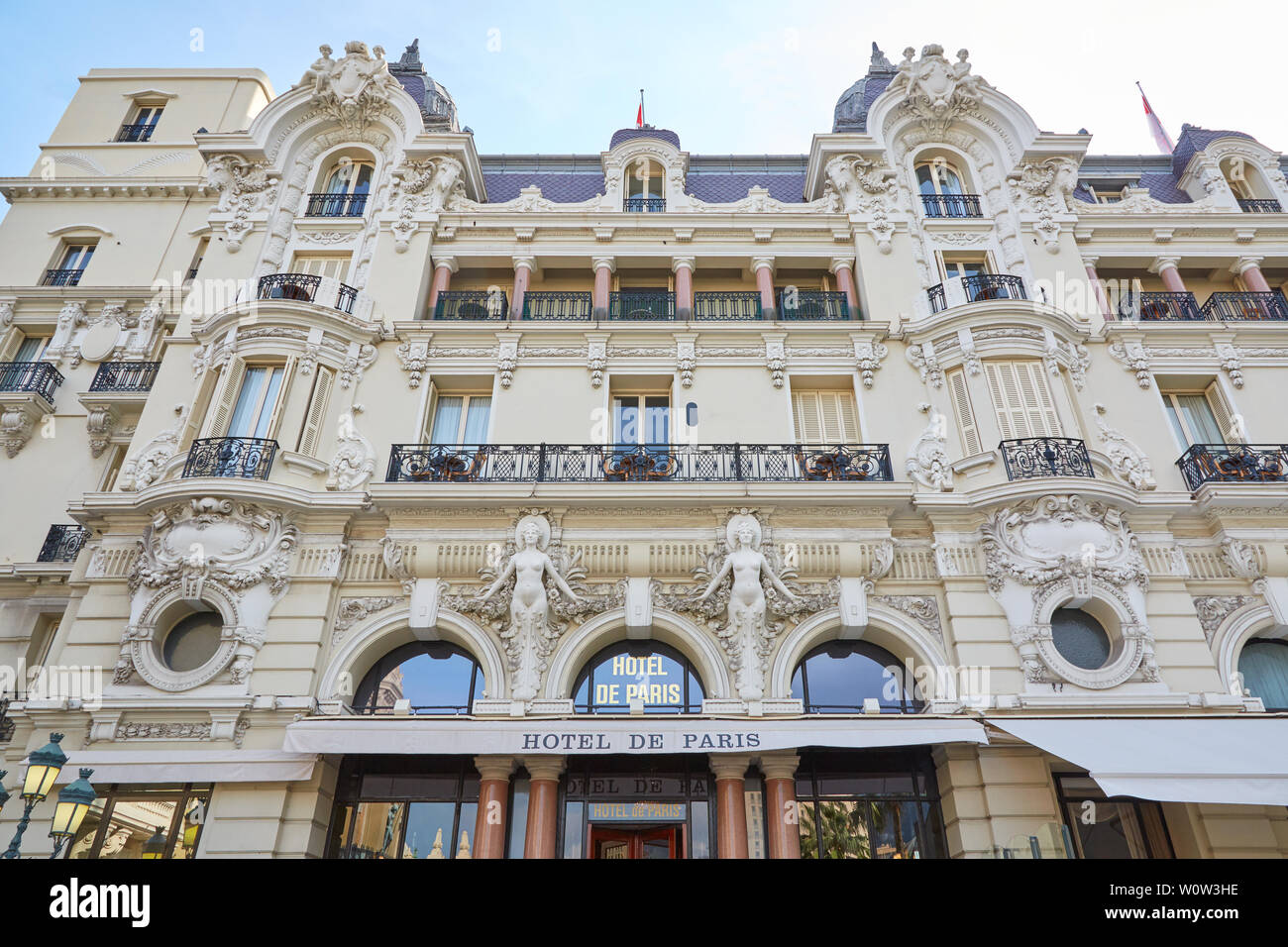 MONTE CARLO, Monaco - Agosto 21, 2016: Hotel de Parigi, hotel lussuoso edificio in un giorno di estate in Monte Carlo, Monaco. Foto Stock