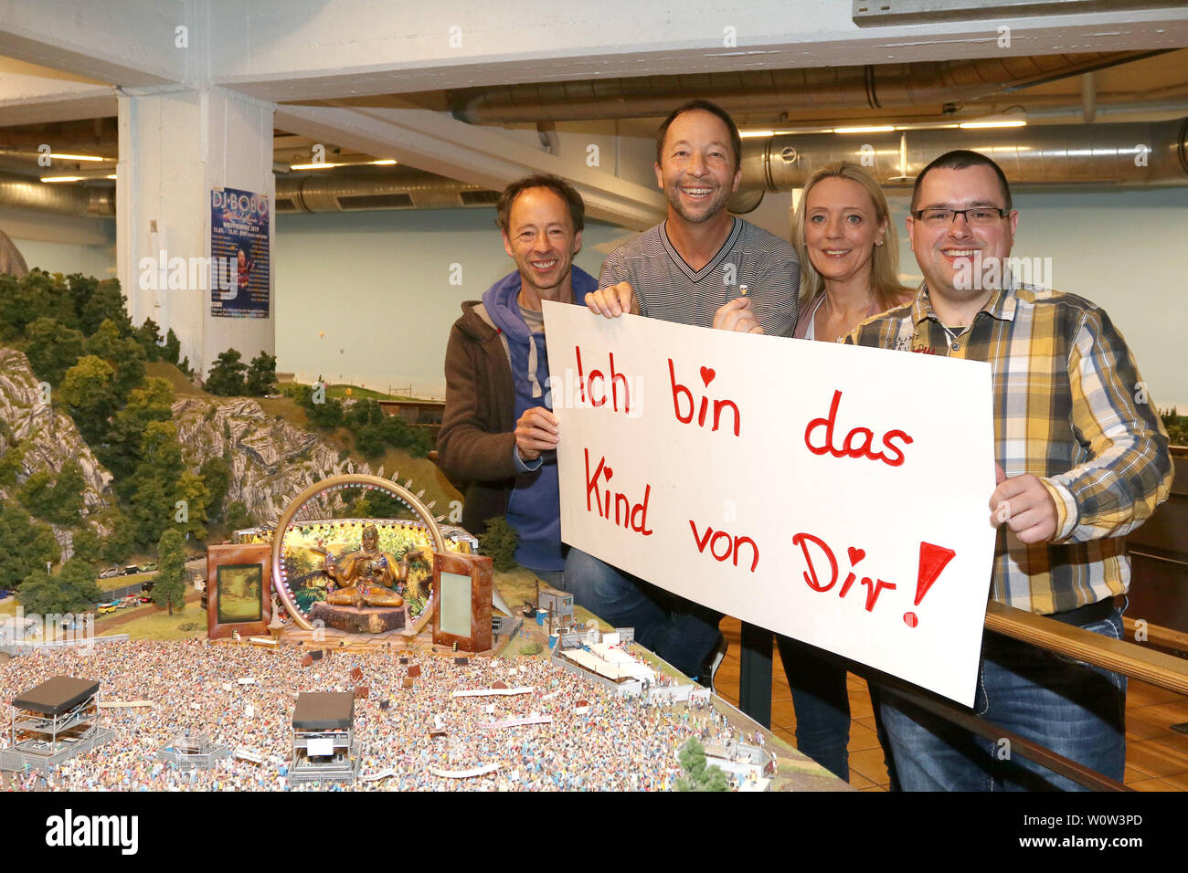 DJ Bobo, Gerrit Braun, Maik Garbe, Marion Andres, DJ Bobo besucht das Miniaturwunderland um einen ventola in sein Konzert 'einzusetzen', Amburgo, 15.11.2018 Foto Stock