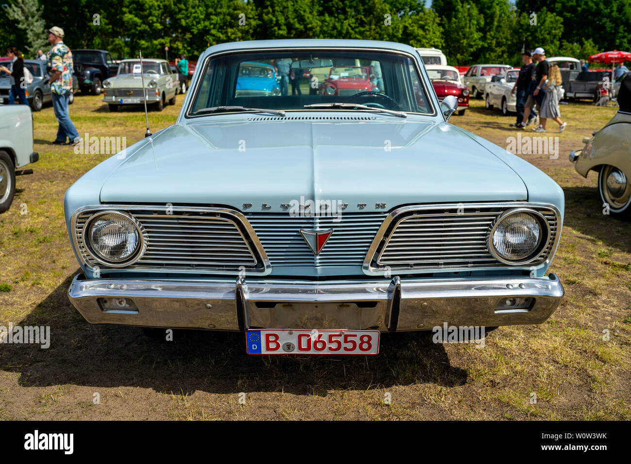 PAAREN IM GLIEN, Germania - 19 Maggio 2018: vettura compatta Plymouth Valiant 200, 1966. Die Oldtimer Show 2018. Foto Stock