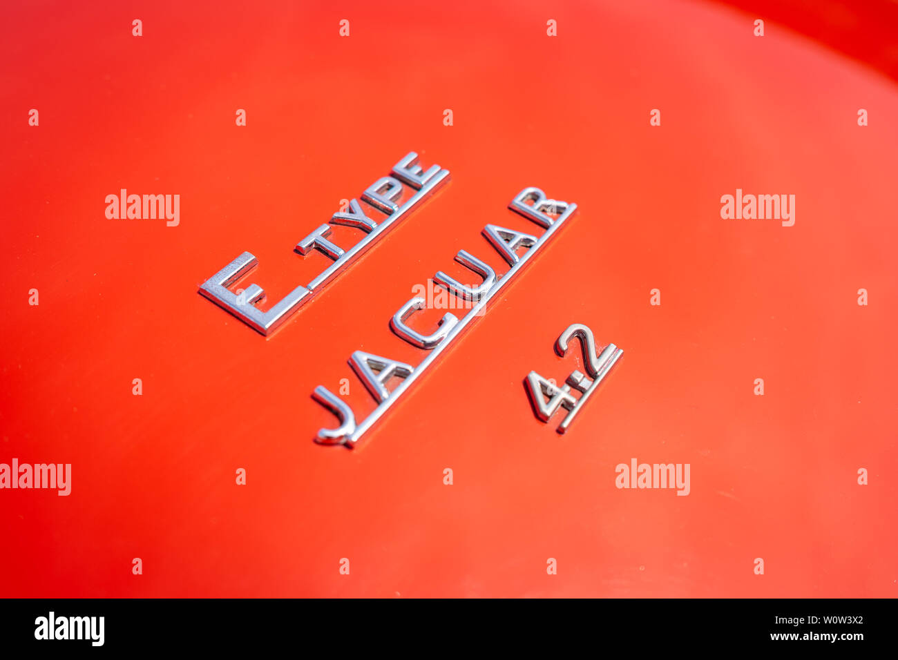PAAREN IM GLIEN, Germania - 19 Maggio 2018: emblema di una vettura sportiva Jaguar E-Type Serie I, 1968. Die Oldtimer Show 2018. Foto Stock