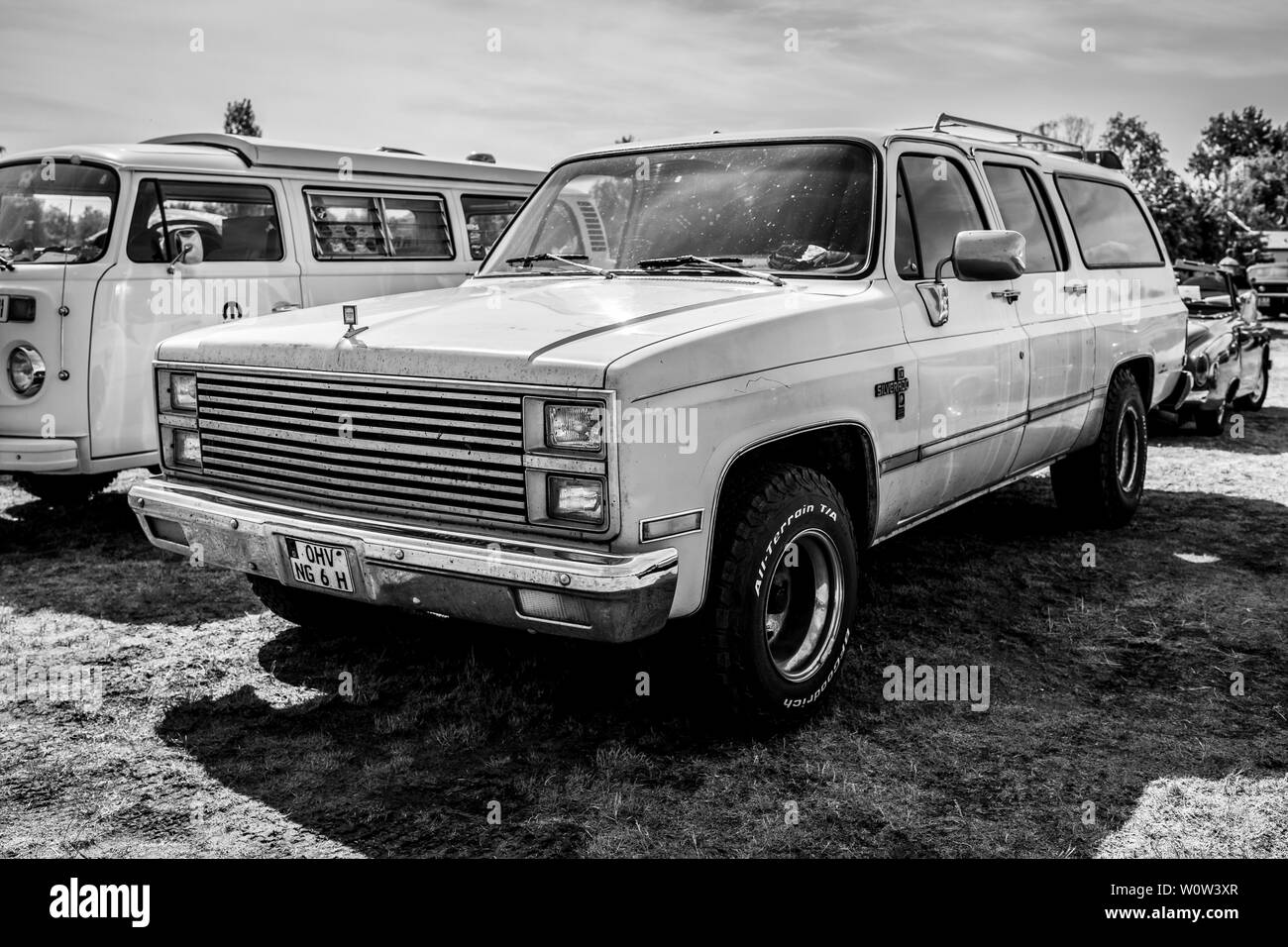 PAAREN IM GLIEN, Germania - 19 Maggio 2018: full-size pickup truck Chevrolet Silverado C10, 1982. In bianco e nero. Mostra 'Die Oldtimer Show 2018". Foto Stock