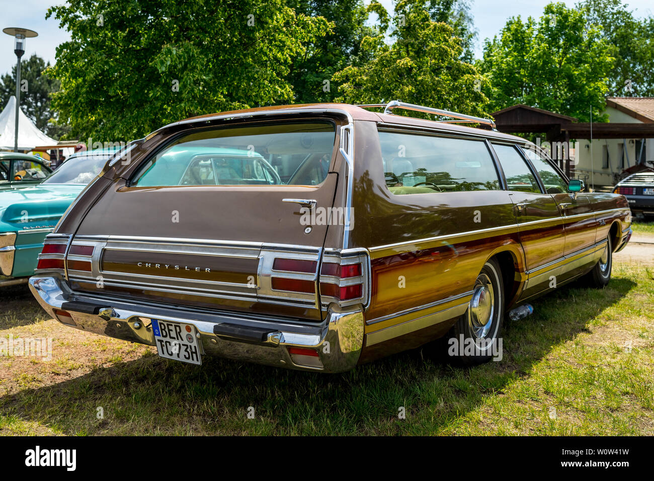 PAAREN IM GLIEN, Germania - 19 Maggio 2018: full-size auto Chrysler Town & Country, 1973. Vista posteriore. Die Oldtimer Show 2018. Foto Stock