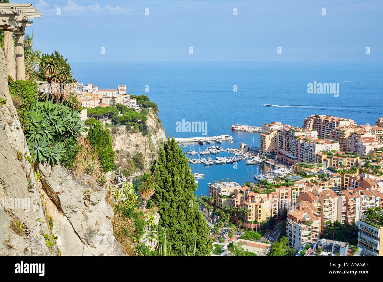 MONTE CARLO, Monaco - Agosto 20, 2016: Monte Carlo vista città e scogliera con vegetazione mediterranea in una soleggiata giornata estiva, cielo blu chiaro in Monte Ca Foto Stock