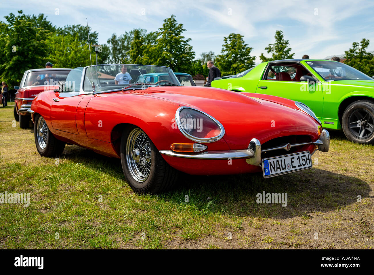 PAAREN IM GLIEN, Germania - 19 Maggio 2018: vettura sportiva Jaguar E-Type Serie I, 1968. Mostra 'Die Oldtimer Show 2018". Foto Stock