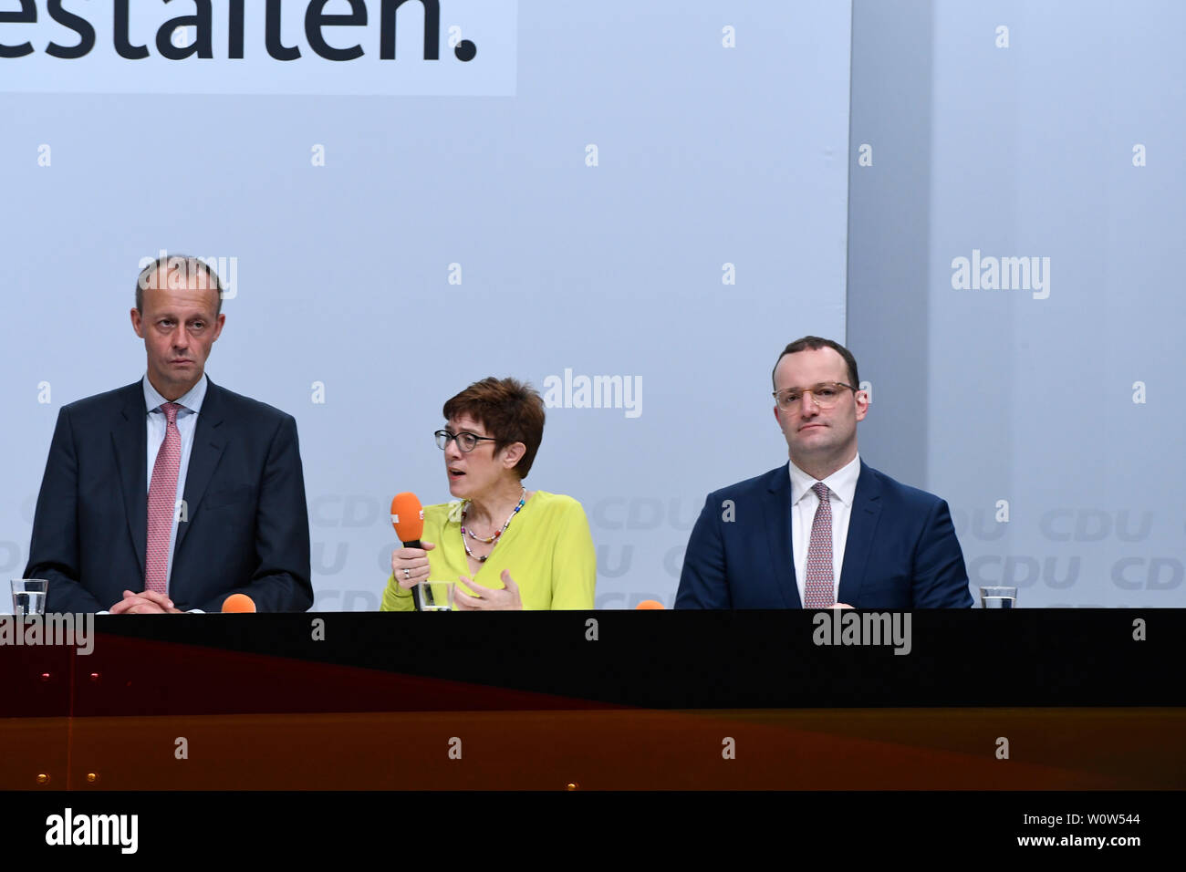 Annegret Kramp-Karrenbauer gemeinsam mit Friedrich Merz und Jens Spahn bei der Fragerunde der Mitglieder bei der CDU Regionalkonferenz am 28.11.2018 in der Messe Duesseldorf - Annegret Kramp-Karrenbauer insieme con Friedrich Merz e Jens Spahn sul palco durante la sessione di domande e risposte alla conferenza regionale del partito tedesco CDU Foto Stock