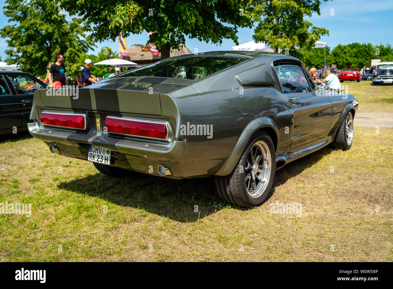 PAAREN IM GLIEN, Germania - 19 Maggio 2018: Pony auto Shelby Cobra GT500, (versione ad alte prestazioni della Ford Mustang). Vista posteriore. Die Oldtimer Show 2018. Foto Stock