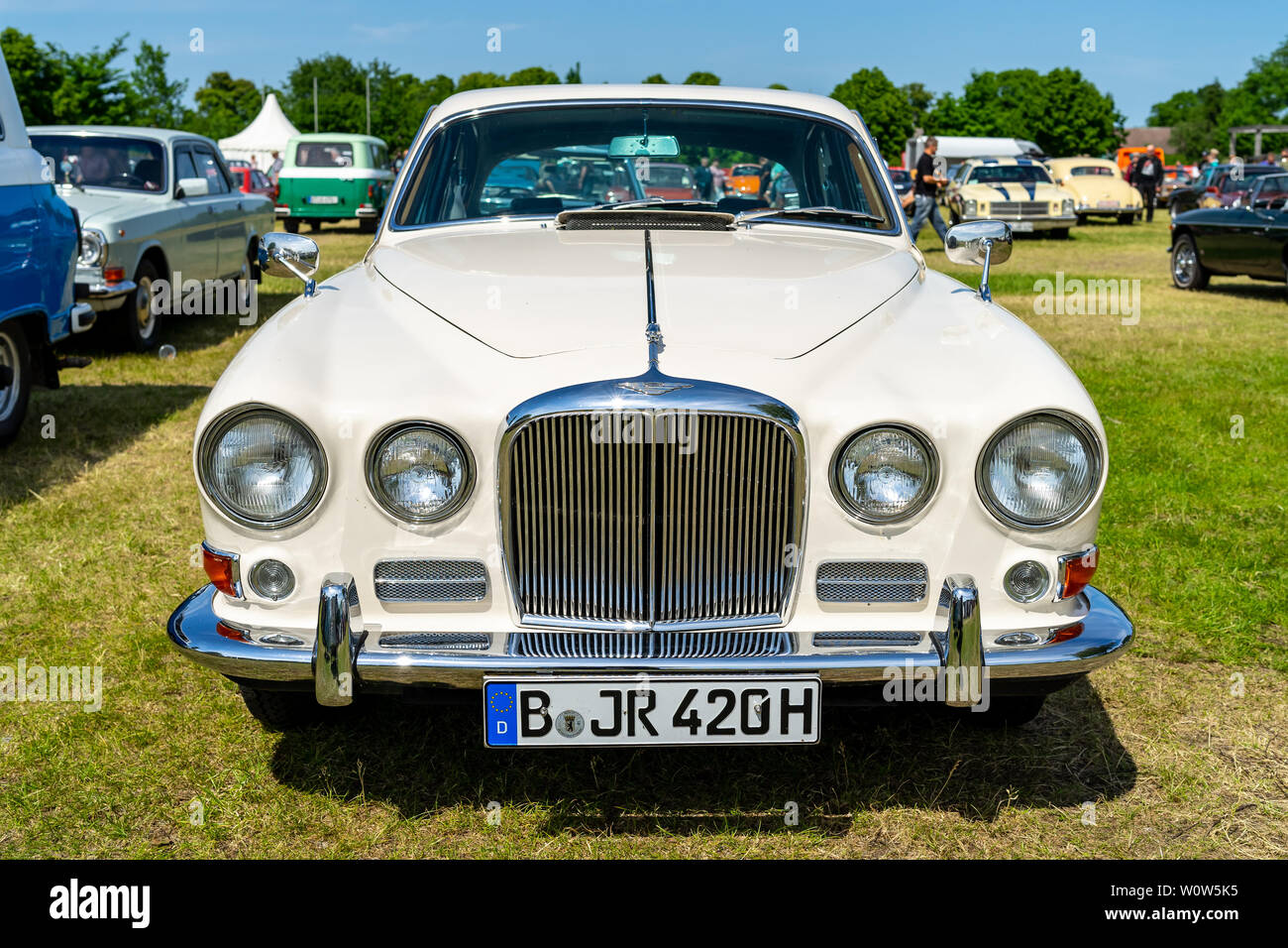 PAAREN IM GLIEN, Germania - 19 Maggio 2018: berlina sportiva Jaguar 420 (Daimler Sovereign), 1967. Die Oldtimer Show 2018. Foto Stock