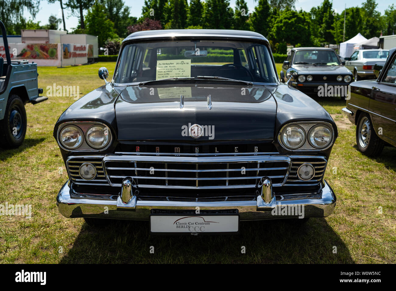 PAAREN IM GLIEN, Germania - 19 Maggio 2018: Metà-automobile dimensione AMC Rambler sei Custom Cross Country Stazione, 1958. Die Oldtimer Show 2018. Foto Stock