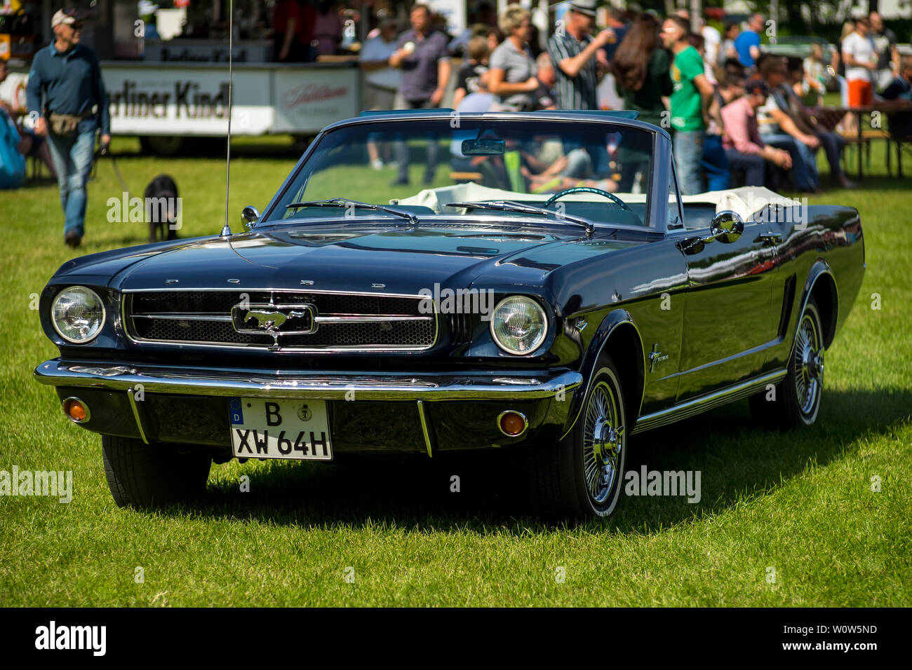 PAAREN IM GLIEN, Germania - 19 Maggio 2018: Pony auto Ford Mustang Convertible, 1964. Die Oldtimer Show 2018. Foto Stock