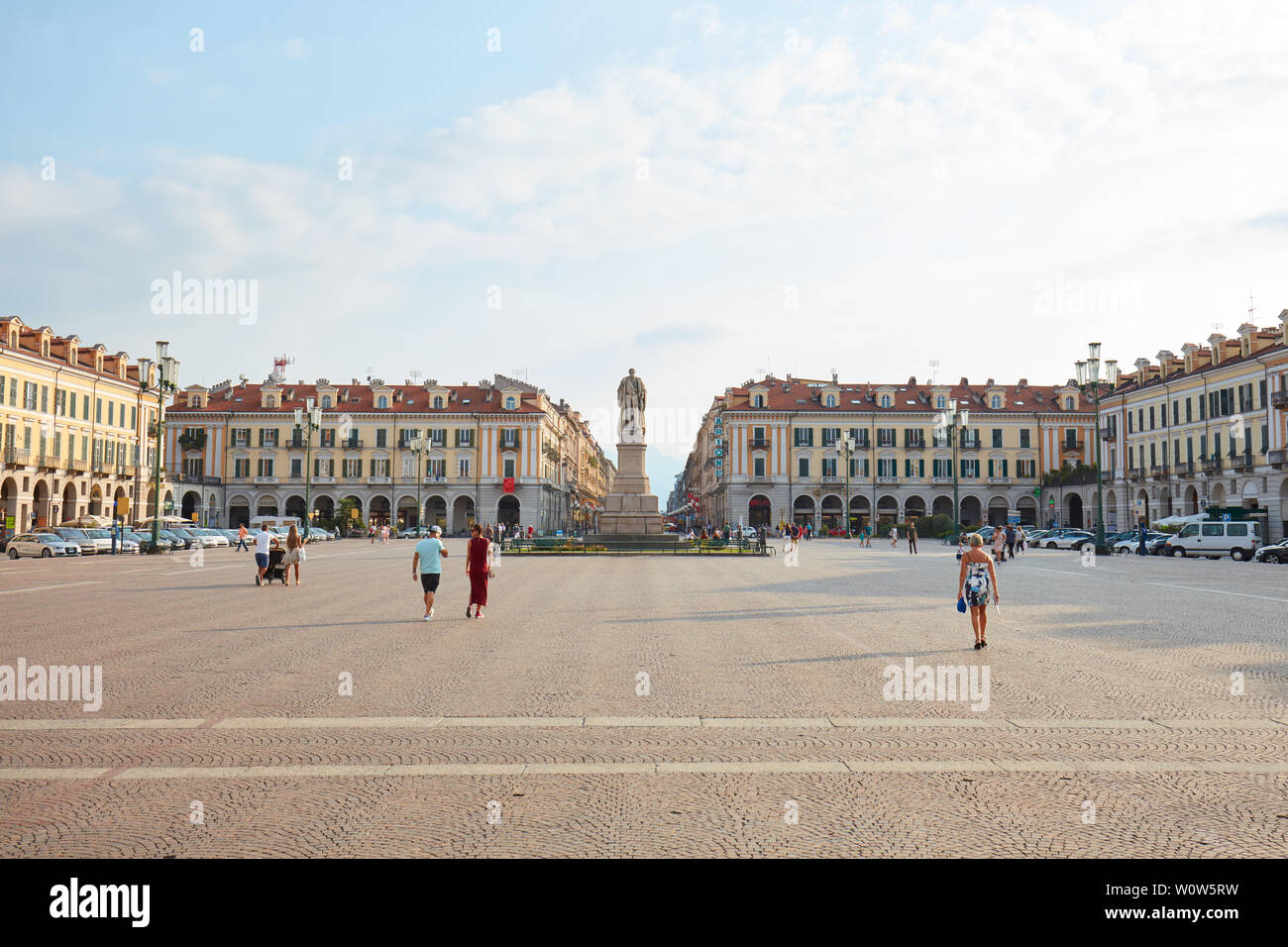 CUNEO, Italia - 13 agosto 2015: la famosa piazza Galimberti con la gente e la statua in una soleggiata giornata estiva, cielo blu in Cuneo, Italia. Foto Stock