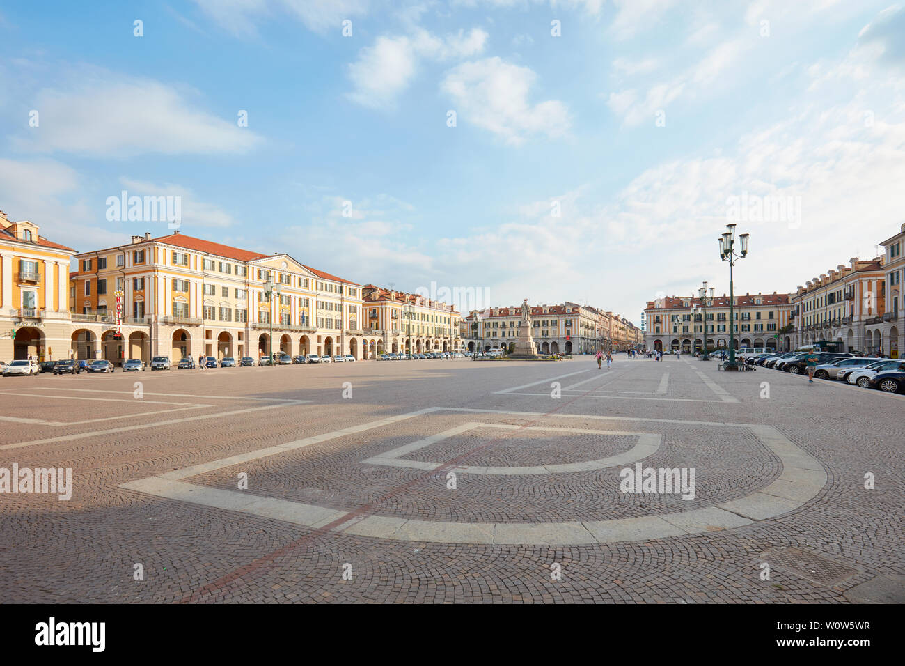 CUNEO, Italia - 13 agosto 2015: piazza Galimberti, ampio angolo di visualizzazione in una soleggiata giornata estiva, cielo blu in Cuneo, Italia. Foto Stock