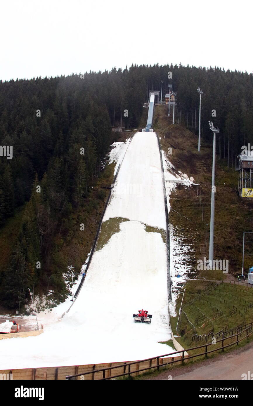 Der Präparation Hochfirstschanze a Titisee-Neustadt für das Weltcup-Skispringen Snow Factory heißt das Produktionssystem, mit welchem der künstliche Maschinenschnee produziert wird. Mit dieser Form der Schneeproduktion und Restschnee dem aus dem übersommerten Restschnee aus dem 'Hochfirstgletscher' kann das Weltcup-Skispringen auf der Hochfirstschanze vom 7. bis 9. Dezember 2018 gesichert werden. Foto Stock