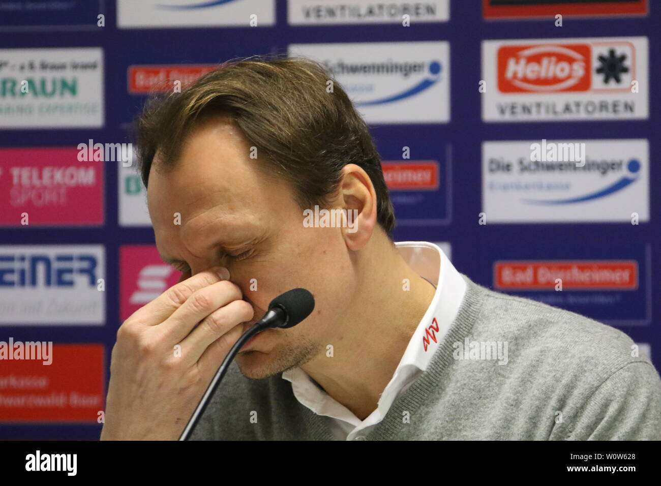 Geknickt: Trainer Pavel lordo (Adler Mannheim) bei der Pressekonferenz, PK, 22. Sptg. DEL 18-19: SERC Wildwings vs Adler Mannheim Foto Stock