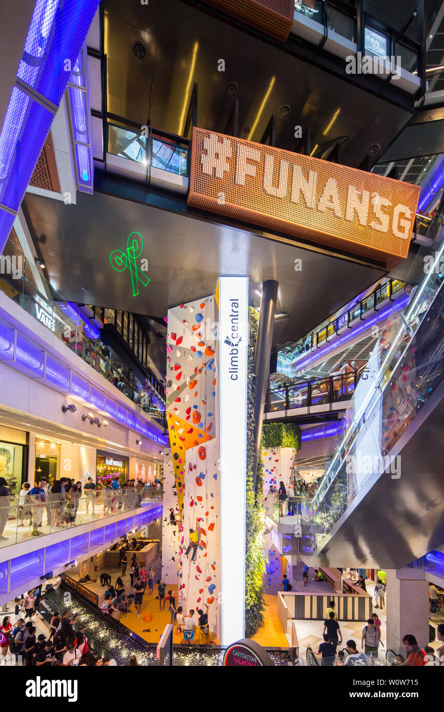 Vista verticale dell'interno del centro commerciale Funan con una struttura per arrampicate nel centro dello spazio, Singapore. Foto Stock