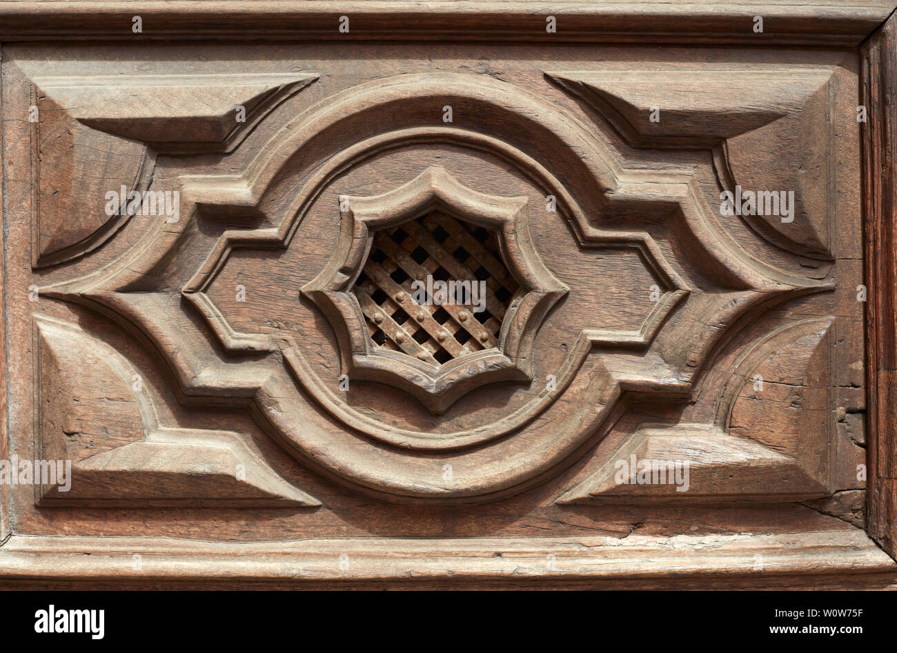 Vecchia porta di legno occhio magico con texture griglia sullo sfondo Foto Stock