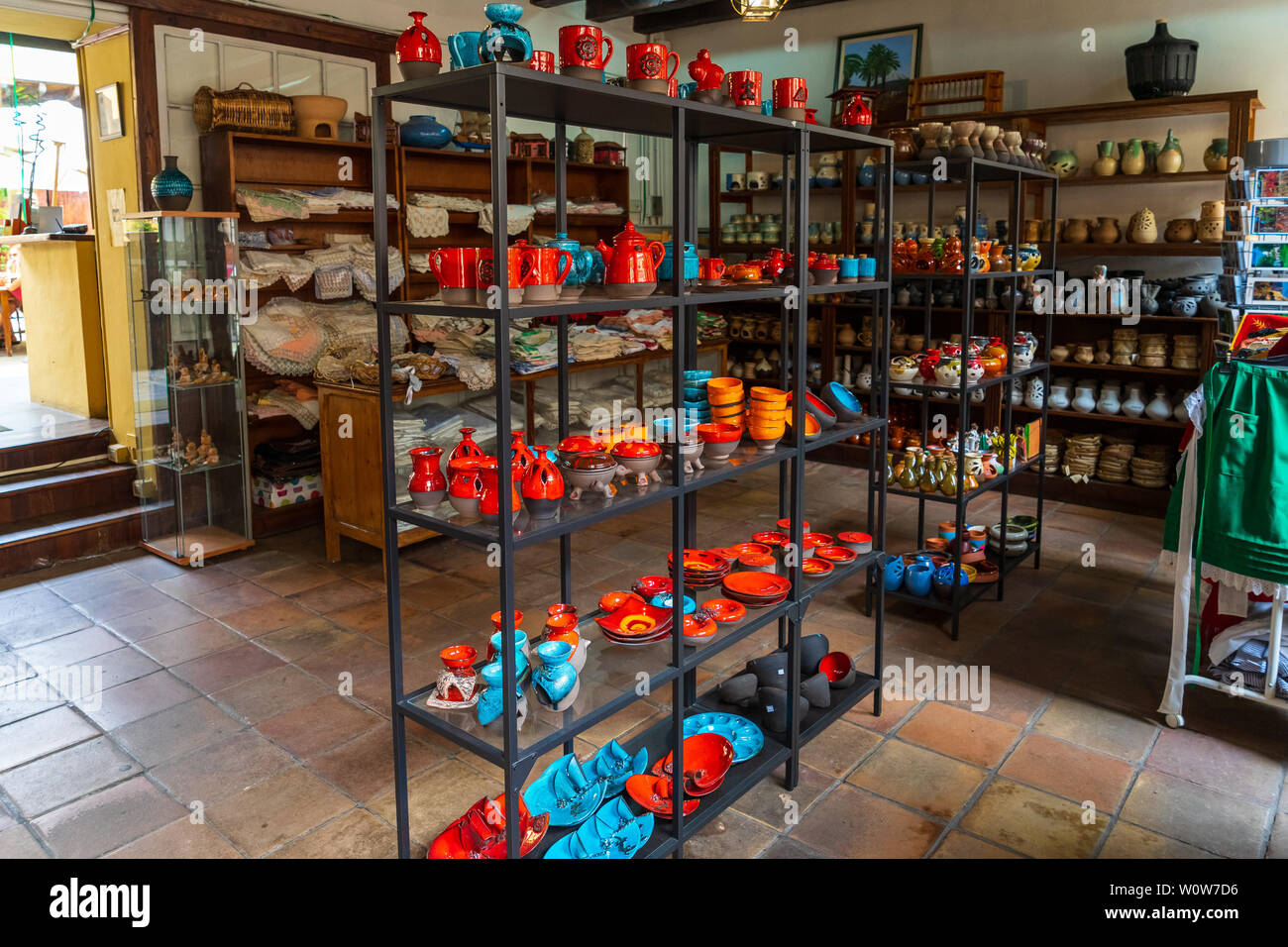 LA Orotava, Tenerife, Isole canarie, Spagna - Luglio 25, 2018: l'interno di un piccolo negozio di souvenir e regali fatti di ceramica e argilla. Foto Stock