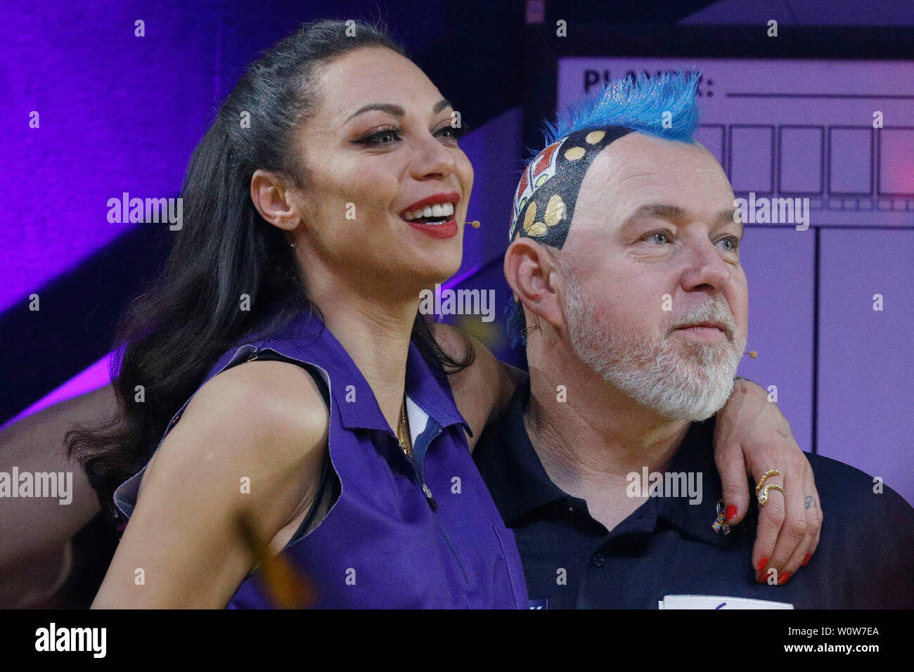 Lilly Becker di ACE, Peter Wright Snakebite, ProSieben Promi-Darts-WM 2019, Maritim Hotel Köln, 05.01.2019 Foto Stock