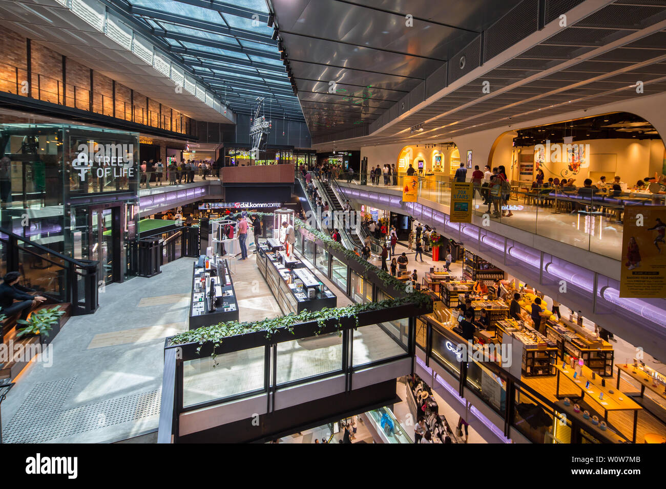 Ambiente di design multistrato Funan Mall, Singapore. Foto Stock