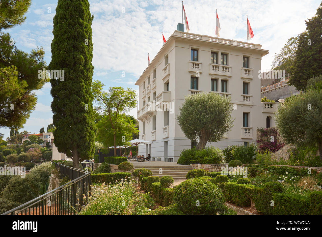 MONTE CARLO, Monaco - Agosto 20, 2016: Villa Paloma museo di arte contemporanea e giardino in una soleggiata giornata estiva in Monte Carlo, Monaco. Foto Stock