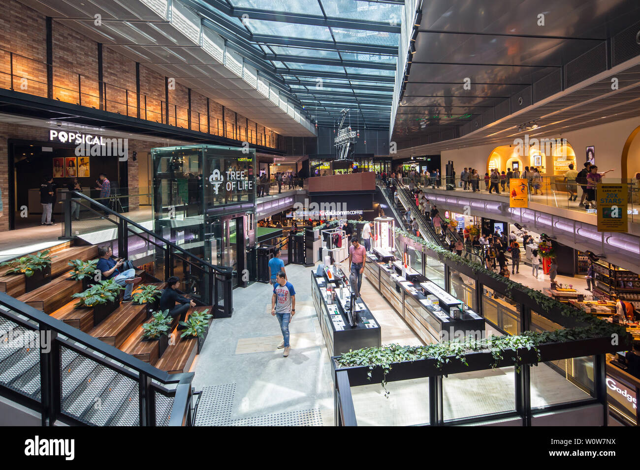 Ambiente di design multistrato Funan Mall, Singapore. Foto Stock