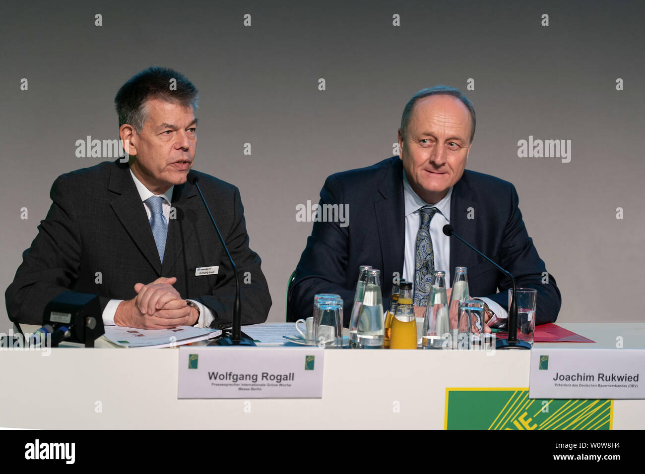 IGW 2019 - Conferenza Stampa di apertura della International Settimana verde 2019 Berlino - Wolfgang Rogall, Portavoce Stampa internazionale La Settimana verde; Joachim Rukwied, Presidente della tedesca Farmers Association (v.l.n.r.) Foto Stock