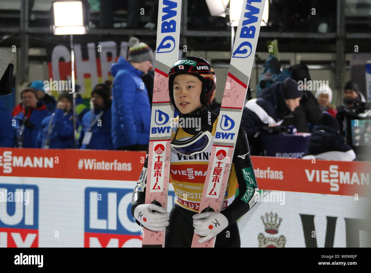 Warten auf das Ergebnis: Ryoyu Kobayashi (Giappone /JAP) der Sieger des Auftaktspringen Vierschanzentournee 18-19 Oberstdorf Foto Stock