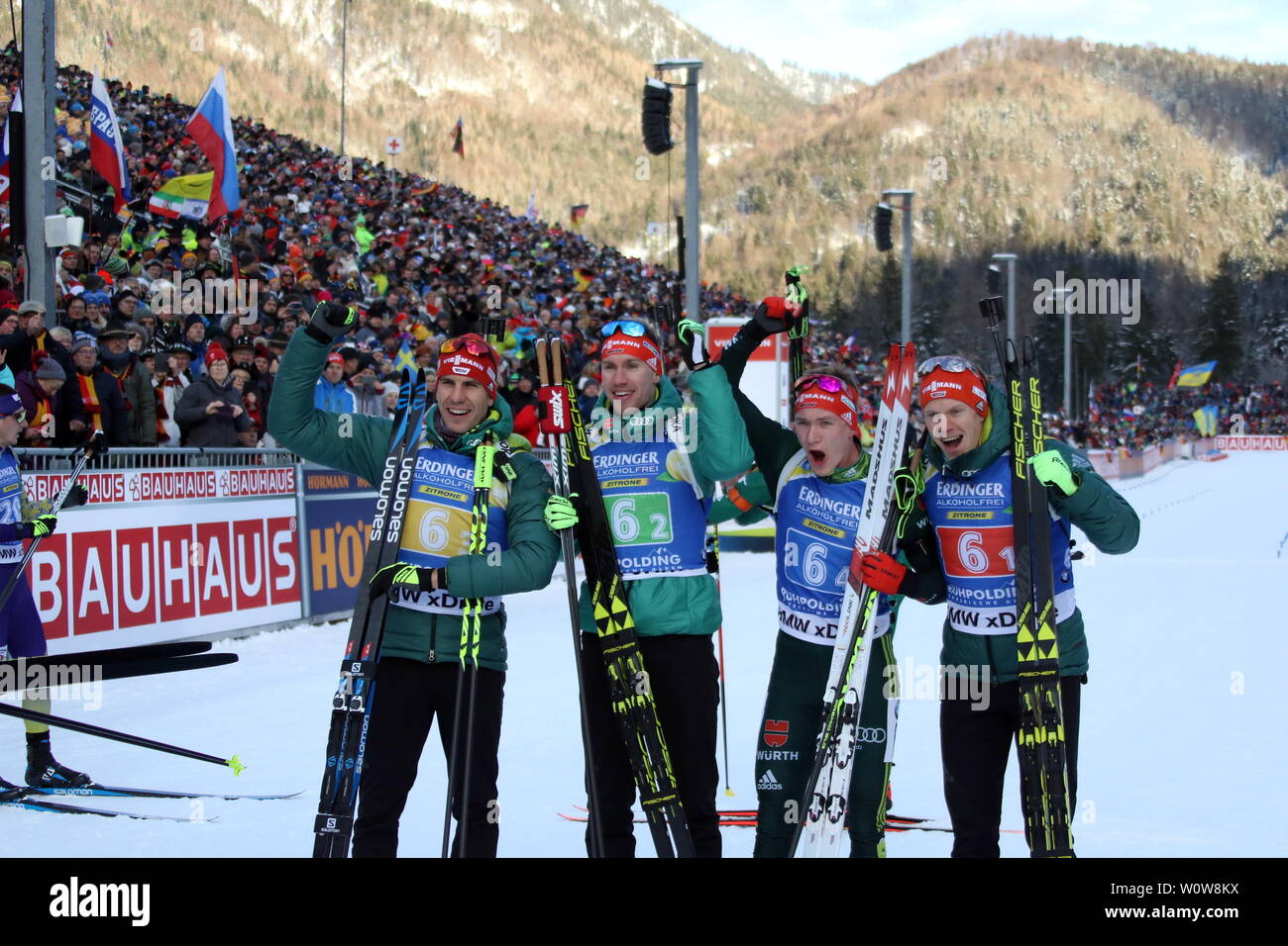 Jubel der DSV-Skijäger über Platz zwei: v.li. Arnd Peiffer (Clausthal-Zellerfeld), Johannes Kühn (WSV Reit im Winkl), Benedikt Doll (SZ Breitnau), Roman Rees (SV) Schauinsland nach dem Biathlon IBU Staffelrennen der Herren Weltcup in Ruhpolding 2019 Foto Stock