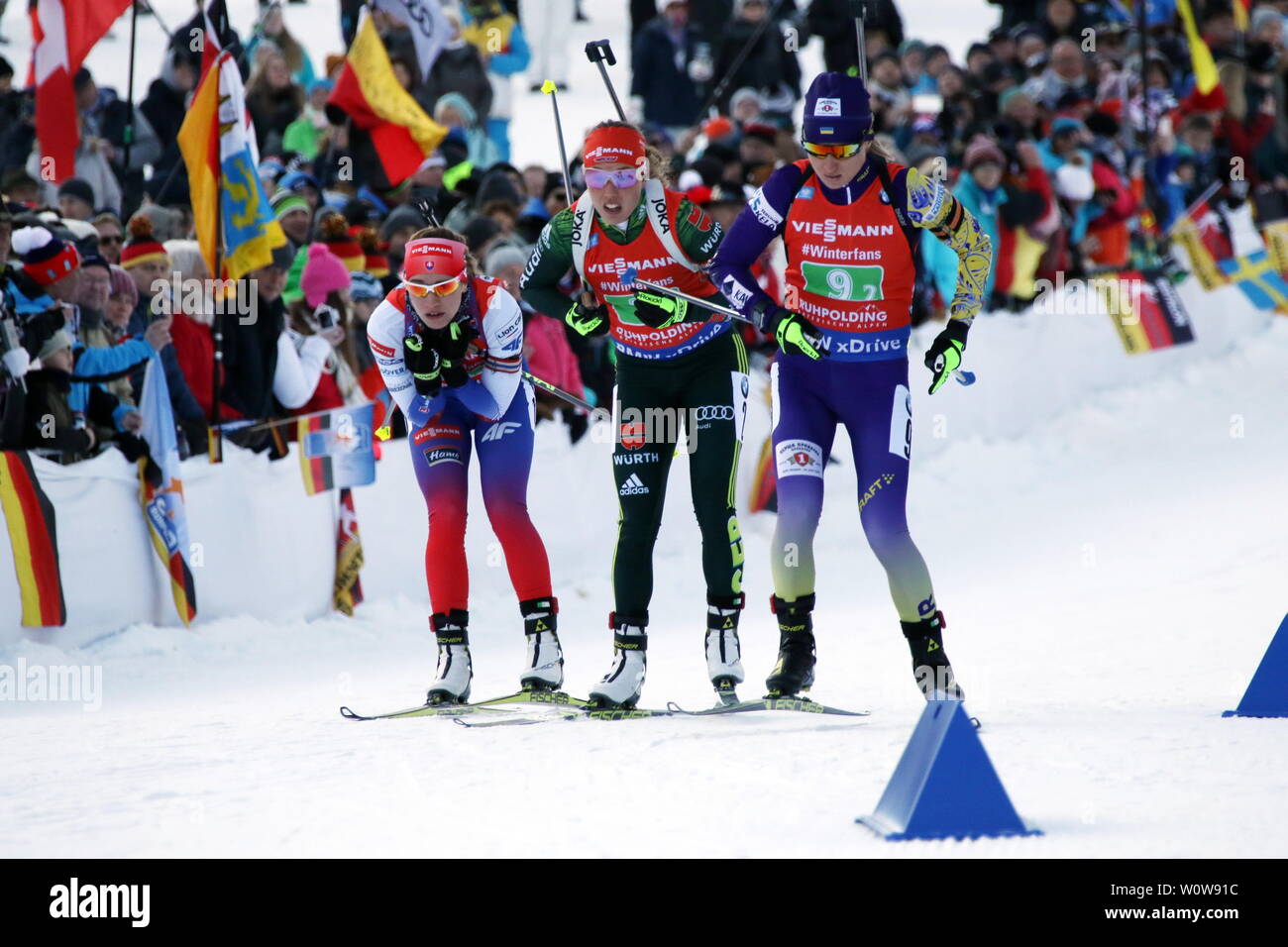 Augen zu und durch: Laura Dahlmeier (SC Partenkirchen) wählt die Mitte zum Überholen beim Biathlon IBU Staffelrennen der Frauen Weltcup in Ruhpolding 2019 Foto Stock