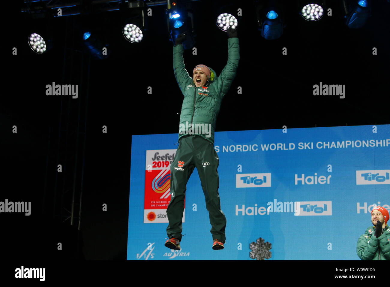 Karl Geiger (SC Oberstdorf) bei der Medaillenvergabe auf der Medal Plaza Skispringen Herren, Nordische FIS SKI-WM 2019 in Innsbruck Foto Stock