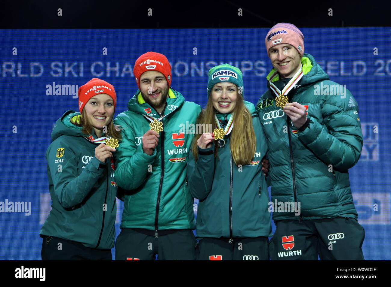 Das Gold-Quartett des DSV, v.li. Katharina Althaus (SC Oberstdorf), Markus Eisenbichler (TSV Siegsdorf)., Juliane Seyfarth (TSG Ruhla) und Karl Geiger (SC Oberstdorf) bei der Medaillenübergabe für den Team misti Skispringen, Nordische FIS SKI-WM 2019 in Seefeld Foto Stock