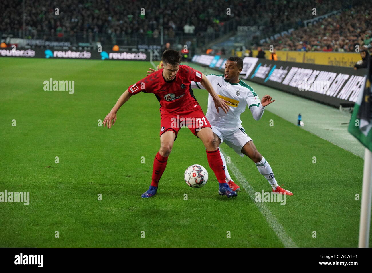 V. li. im Zweikampf: Keven Schlotterbeck (Freiburg) vs Alassane motivo (Gladbach), 1. BL: 18-19: 26. Sptg. - Borussia Mönchengladbach - SC Freiburg DFL REGOLAMENTI VIETANO QUALSIASI USO DI FOTOGRAFIE come sequenze di immagini e/o quasi-Video Foto: Joachim Hahne/johapress Foto Stock