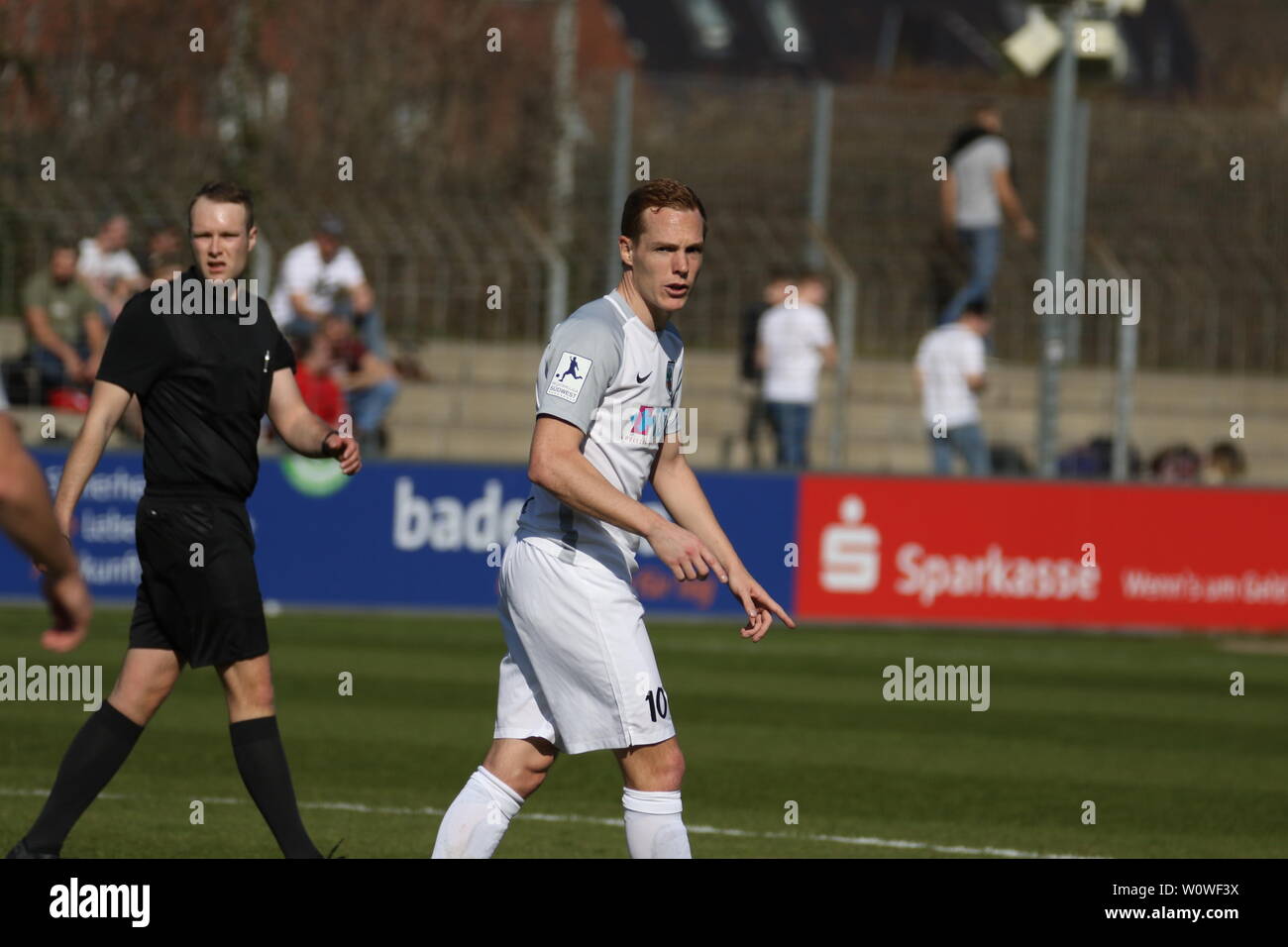 Torschuetze, Torschütze Jan-Lucas Dorow (Wormatia Worms) gibt die Richtung vor, Fussball-RL Südwest 18-19 - 26. Spieltag: SC Freiburg II - Wormatia Worms Foto Stock