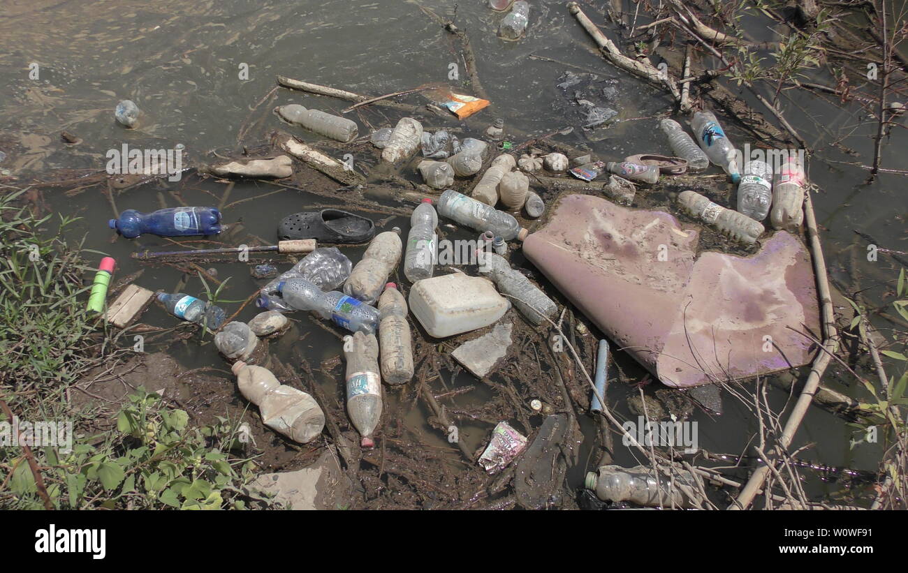 Un fiume di inquinamento: le bottiglie di plastica lasciato da campeggiatori gettati come rifiuti in un fiume, nel nord di Israele, Agosto 19th, 2017. Foto Stock