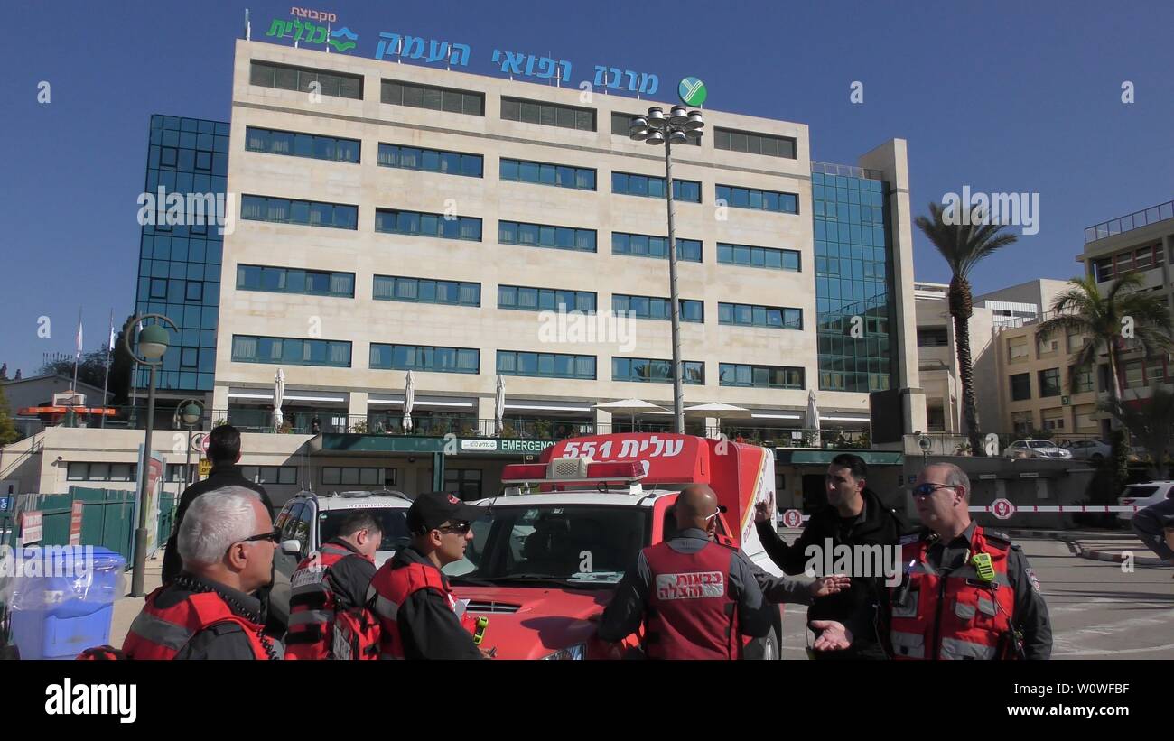 I vigili del fuoco di discutere i risultati di un trapano in Haemek Hospital. Afula, Israele, 30 Gennaio 2017 Foto Stock