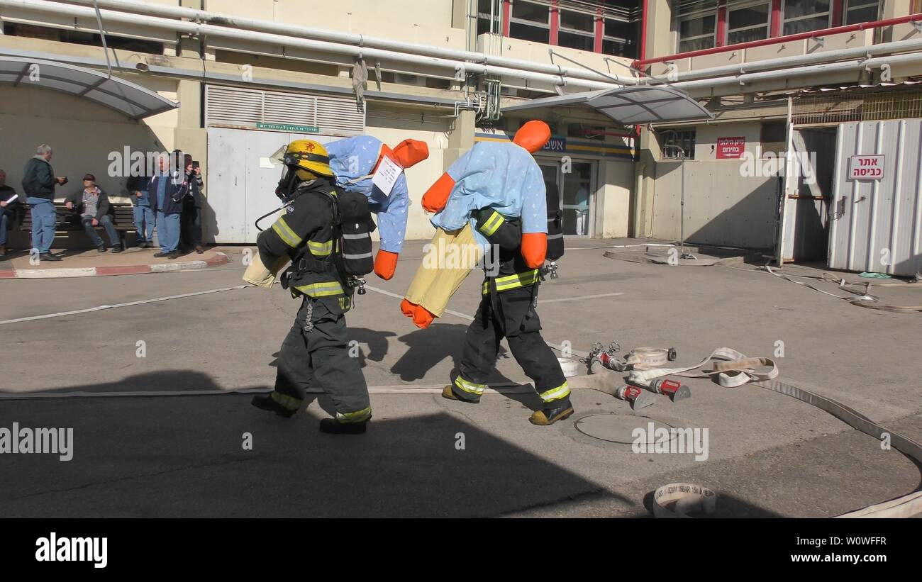 Manichini intossicato da tossici che perde gas medicali pronto per essere salvato dai vigili del fuoco in ospedale Haemek durante il trapano. Afula, Israele, 30 Gennaio 2017 Foto Stock