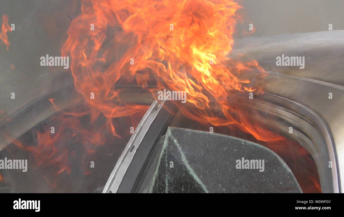 Un auto è in fiamme, il fuoco viene fuori le finestre rotte. CAABIYA, Israele, 10 febbraio 2016: Foto Stock