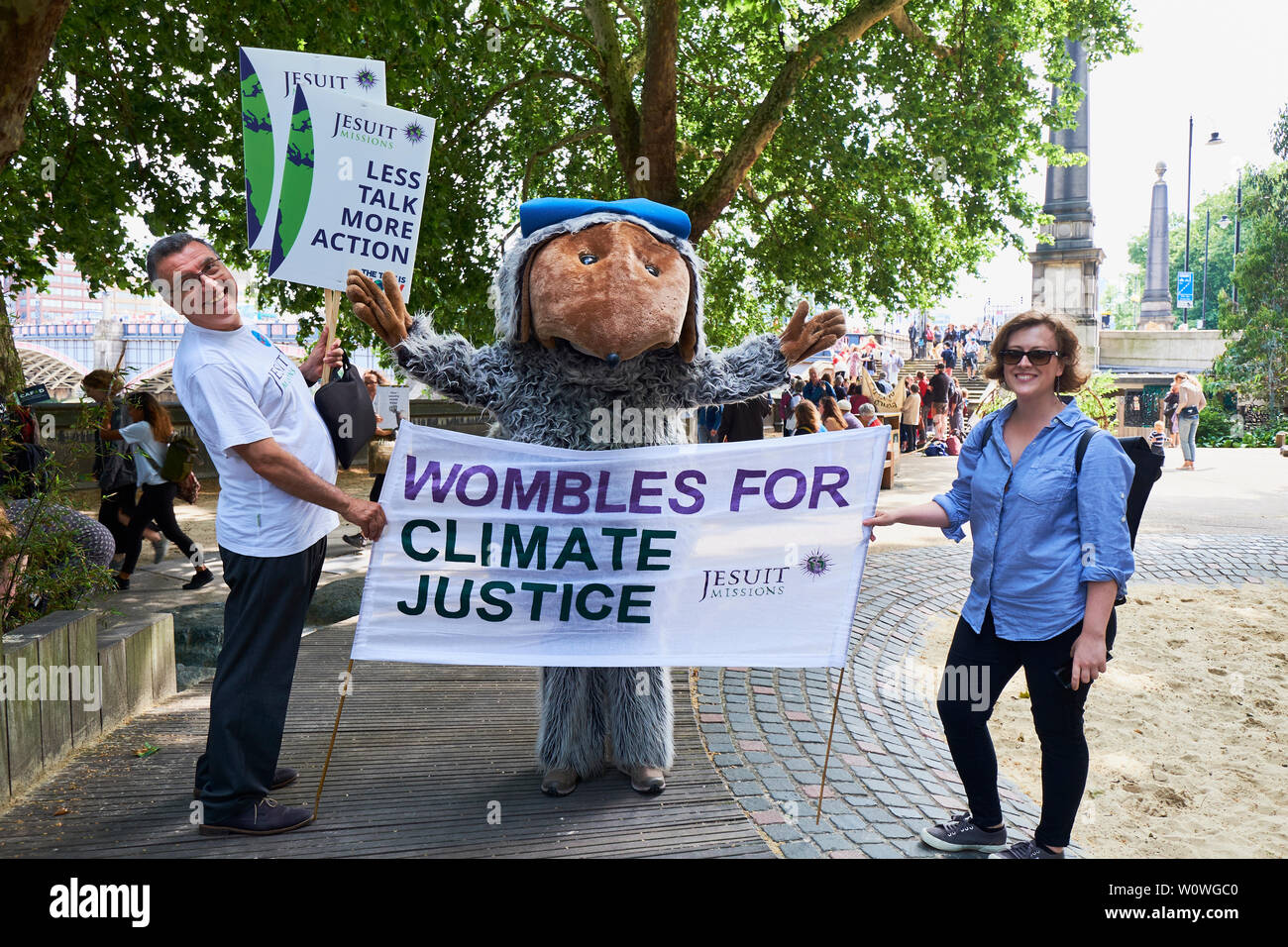 Wombles per la giustizia climatica - Global Strike per clima, gesuita Missioni rappresentanti protestano in Womble tute per meno parole e più azione in giustizia climatica - Torre di Victoria Gardens, nei pressi di Piazza del Parlamento, Londra. 17.000 sacerdoti gesuiti supporto comunità vulnerabili in Africa, in Asia e in America Latina. Foto Stock Wombles per la giustizia climatica - Global Strike per clima, gesuita Missioni rappresentanti protestano in Womble tute per meno parole e più azione in giustizia climatica - Torre di Victoria Gardens, nei pressi di Piazza del Parlamento, Londra. 17.000 sacerdoti gesuiti supporto comunità vulnerabili in Africa, in Asia e in America Latina. Foto Stock