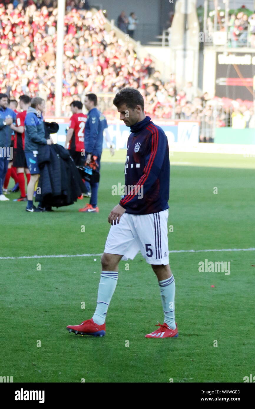 Enttäuscht schreitet Mats Hummels (Bayern) vom Platz 1. BL: 18-19: 27. Sptg. - SC Freiburg vs FC Bayern München DFL REGOLAMENTI VIETANO QUALSIASI USO DI FOTOGRAFIE come sequenze di immagini e/o quasi-Video Foto: Joachim Hahne/johapress Foto Stock