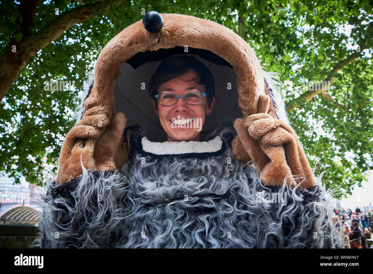 Wombles per la giustizia climatica - Global Strike per clima, gesuita Missioni rappresentanti protestano in Womble tute per meno parole e più azione in giustizia climatica - Torre di Victoria Gardens, nei pressi di Piazza del Parlamento, Londra. 17.000 sacerdoti gesuiti supporto comunità vulnerabili in Africa, in Asia e in America Latina. Foto Stock Wombles per la giustizia climatica - Global Strike per clima, gesuita Missioni rappresentanti protestano in Womble tute per meno parole e più azione in giustizia climatica - Torre di Victoria Gardens, nei pressi di Piazza del Parlamento, Londra. 17.000 sacerdoti gesuiti supporto comunità vulnerabili in Africa, in Asia e in America Latina. Foto Stock